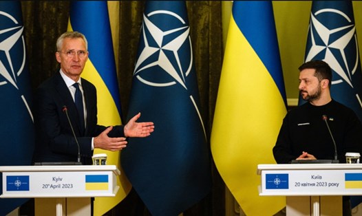 Tổng Thư ký NATO Jens Stoltenberg (trái) họp báo với Tổng thống Ukraina Volodymyr Zelensky tại Kiev, ngày 20.4.2023. Ảnh: AFP