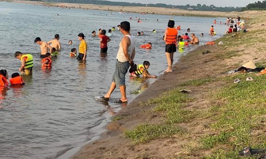 Trời nắng nóng, người dân kéo nhau đi tắm sông Đà. Ảnh: NVCC