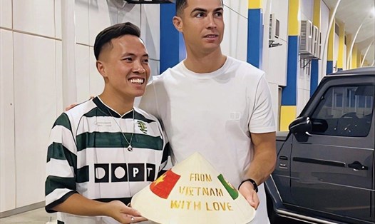 Đỗ Kim Phúc tặng nón lá Việt Nam cho Ronaldo. Ảnh: Nhân vật cung cấp