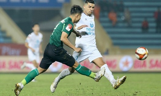 Tiền vệ Hendrio tiếp tục gắn bó với câu lạc bộ Nam Định trong giai đoạn 2 V.League 2023. Ảnh: VPF