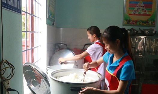 Nhân viên nấu ăn ở trường mầm non ở tỉnh Quảng Trị. Ảnh: Hưng Thơ.