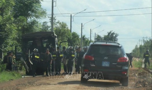 Cảnh sát Cơ động, Bộ Công an và Công an tỉnh Đắk Lắk triển khai lực lượng truy bắt các đối tượng - Ảnh:TTXVN