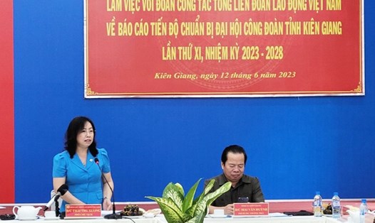 Phó Chủ tịch Tổng LĐLĐ Việt Nam Thái Thu Xương phát biểu chỉ đạo tại buổi làm việc với LĐLĐ tỉnh Kiên Giang. Ảnh: Nguyên Anh