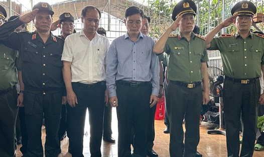 Thứ trưởng Lương Tam Quang cùng lãnh đạo tỉnh và Công an tỉnh Đắk Lắk đến thăm, viếng các cán bộ Công an xã hy sinh, bị thương trong khi làm nhiệm vụ. Ảnh: Bộ Công an