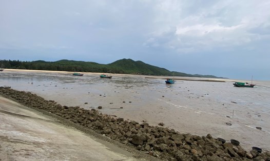 Bến cảng Quan Lạn trơ đáy. Ảnh: Nguyễn Hùng