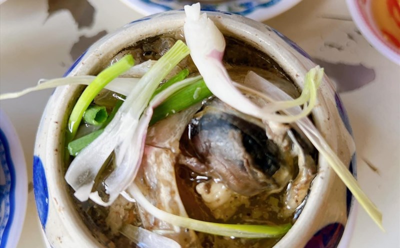 Mắt cá ngừ đại dương thoạt nhìn thực khách có thể e dè. Ảnh: Quán bà Tám