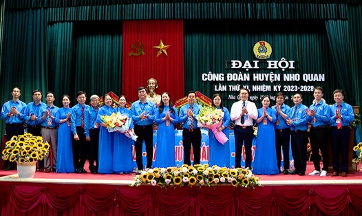 Đại diện lãnh đạo LĐLĐ tỉnh Ninh Bình và huyện Nho Quan tặng hoa chúc mừng Ban chấp hành LĐLĐ huyện Nho Quan khóa XI, nhiệm kỳ 2023 - 2028. Ảnh: Diệu Anh