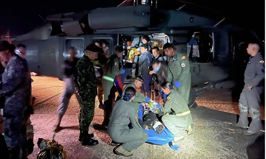 Quân nhân Colombia kiểm tra cho một trong 4 đứa trẻ sống sót trong rừng Amazon trước khi chuyển tới Bogota. Ảnh: Không quân Colombia
