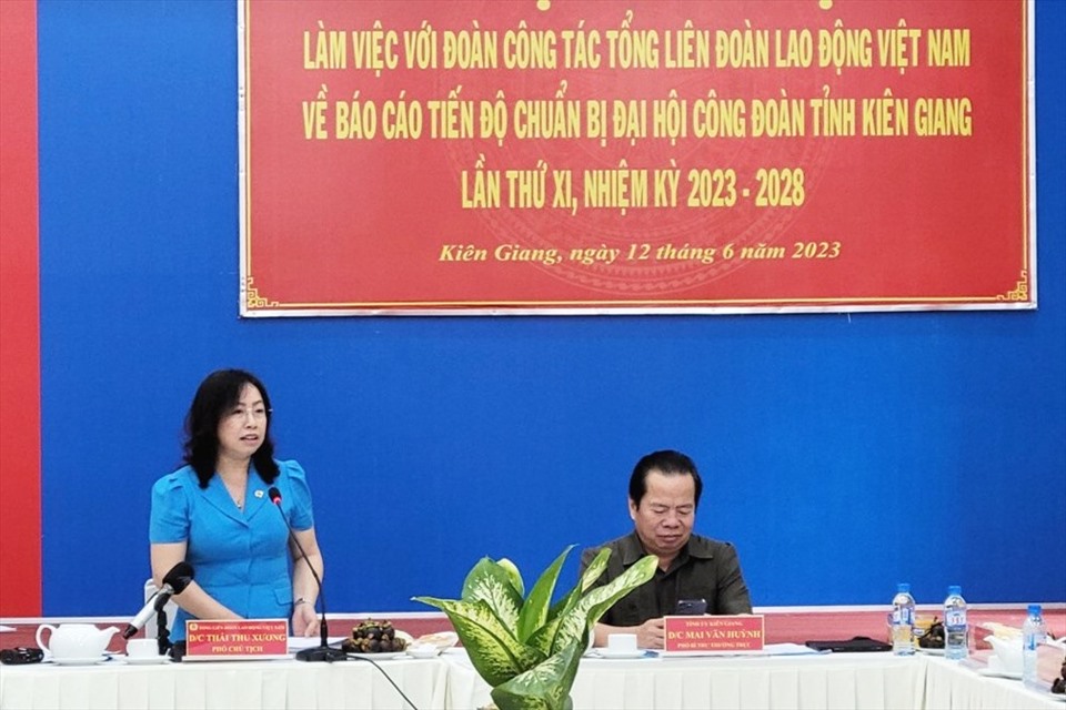 Phó Chủ tịch Tổng LĐLĐ Việt Nam Thái Thu Xương phát biểu chỉ đạo tại buổi làm việc với LĐLĐ tỉnh Kiên Giang. Ảnh: Nguyên Anh