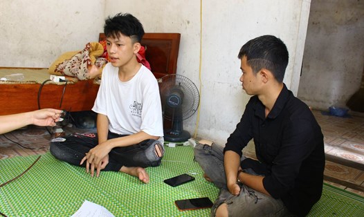 Công nhân Nguyễn Văn Minh (bên trái) phản ánh với phóng viên. Ảnh: Nguyên Ngọc