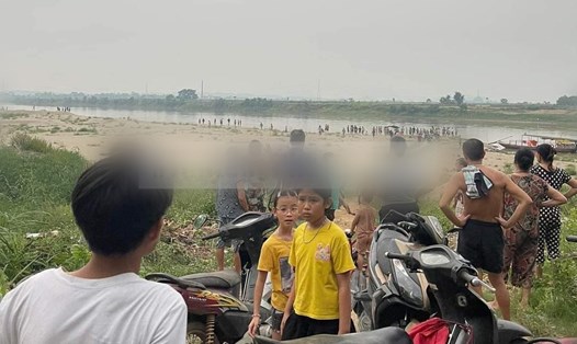 Nhiều người đang tìm kiếm thi thể nam sinh lớp 12 bị đuối nước, mất tích trên sông Hồng qua địa bàn tỉnh Phú Thọ. Ảnh người dân cung cấp.