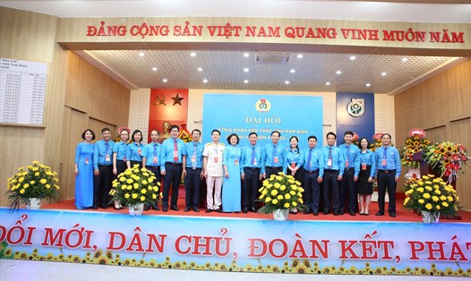 Ban chấp hành Công đoàn Viên chức tỉnh nhiệm kỳ 2023-2028 ra mắt Đại hội. Ảnh: Công đoàn Viên chức tỉnh Nam Định 