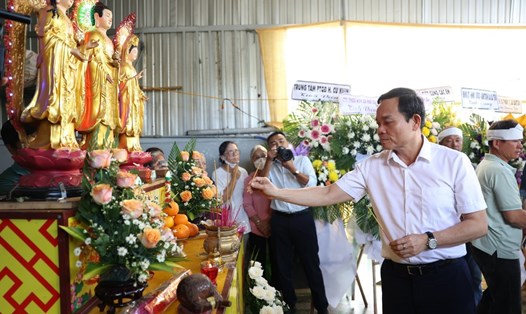 Phó Thủ tướng Trần Lưu Quang thắp hương cho nạn nhân đã tử vong trong vụ tấn công vào 2 trụ sở Công an ở Đắk Lắk. Ảnh: Bảo Trung