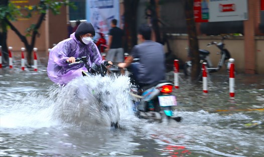 Hà Nội có mưa to và ngập cục bộ. Ảnh: Minh Hà.