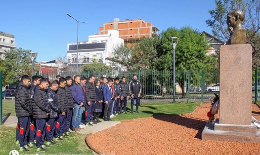 Đội tuyển futsal Việt Nam dâng hoa tại tượng đài Chủ tịch Hồ Chí Minh ở Buenos Aires (Argentina). Ảnh: VFF