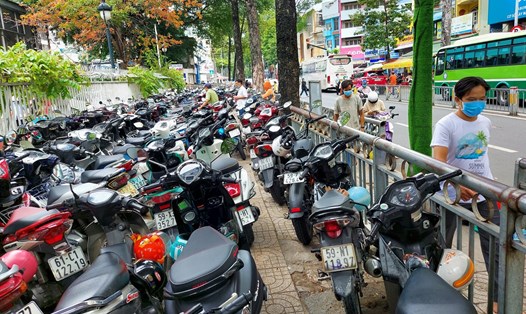 Vỉa hè cho người đi bộ ở đường Nguyễn Chí Thanh (Quận 5, TPHCM) bên hông Bệnh viện Chợ Rẫy trở thành bãi giữ xe máy. Ảnh: Minh Quân