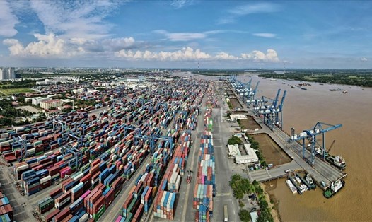 Cảng Cát Lái tại TPHCM hiện nay là một trong những cảng nhộn nhịp hàng hóa nhất cả nước. Ảnh: Anh Tú