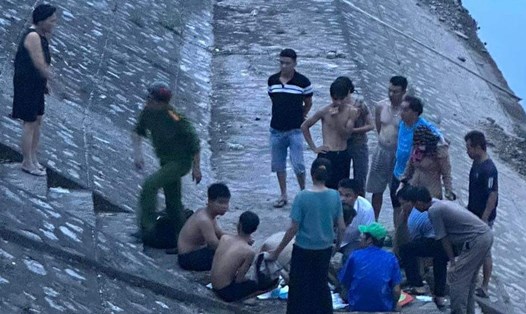 Người dân và chính quyền phối hợp sơ cấp cứu cho nam sinh lớp 11 ở Thái Bình nhảy cống tắm sông gặp nạn. Ảnh: Người dân cung cấp