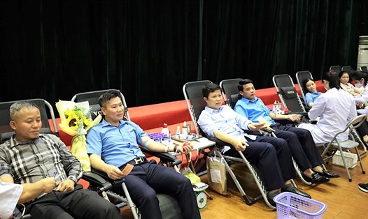 Lãnh đạo Tỉnh ủy, LĐLĐ tỉnh Hưng Yên tham gia Hiến máu tình nguyện. Ảnh: Công đoàn Hưng Yên