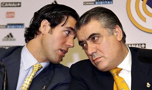 Lorenzo Sanz (phải) và con trai Fernando Sanz có nhiều năm gắn bó với Real Madrid. Ảnh: Marca