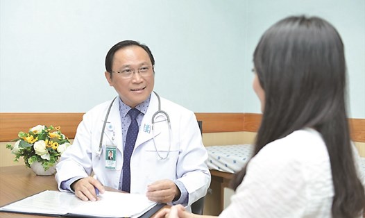 Bác sĩ tư vấn cho người bệnh. Ảnh: Bệnh viện Đại học Y Dược TP Hồ Chí Minh cung cấp