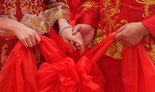 Một cặp đôi trong đám cưới ở tỉnh Hà Bắc, Trung Quốc. Ảnh: Xinhua