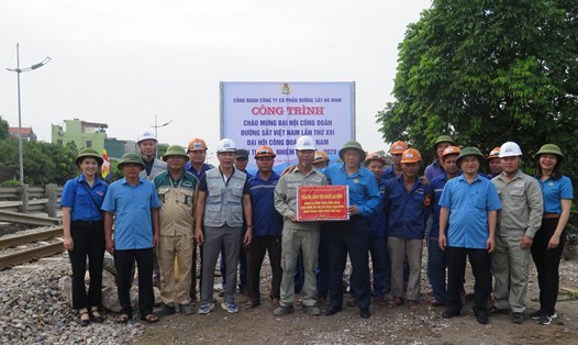Công ty CP Đường sắt Hà Ninh đến các công trường thăm hỏi, động viên và tặng quà người lao động.  Ảnh: CĐ ĐSVN