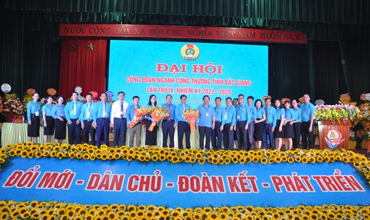 Ban Chấp hành Công đoàn ngành Công Thương tỉnh Bắc Giang khoá IV nhiệm kỳ 2023-2028 ra mắt đại hội. Ảnh: Quế Chi