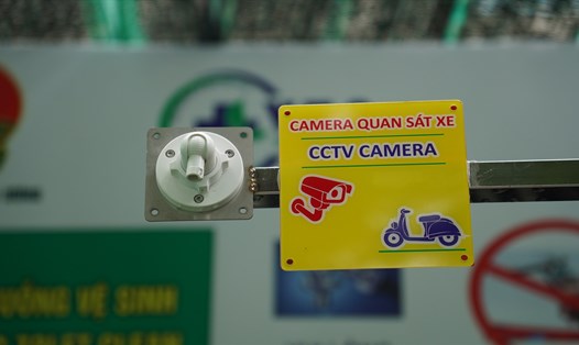 Camera quan sát tại nhà vệ sinh trên đường Nguyễn Trung Trực đã bị kẻ gian lấy cắp. Ảnh: Hữu Chánh