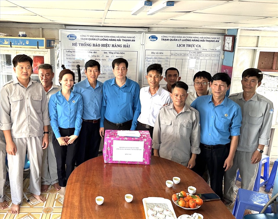 Lãnh đạo Công đoàn Giao thông Vận tải Việt Nam tặng quà người lao động. Ảnh: Công đoàn GTVTVN