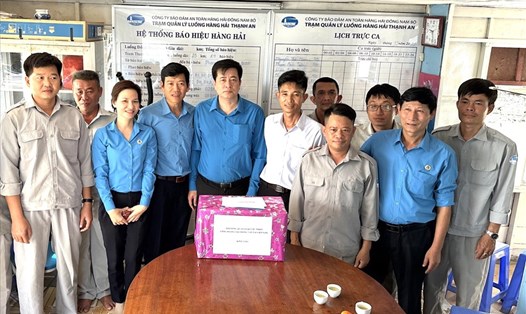 Lãnh đạo Công đoàn Giao thông Vận tải Việt Nam tặng quà người lao động. Ảnh: Công đoàn GTVTVN