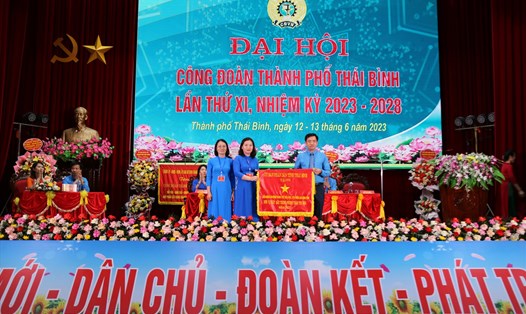 Chủ tịch Liên đoàn Lao động Thái Bình Bùi Xuân Vinh trao cờ thi đua của UBND tỉnh cho lãnh đạo Công đoàn TP.Thái Bình tại đại hội. Ảnh: Bá Mạnh
