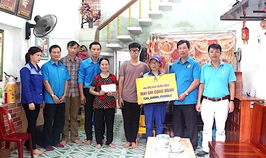 Lãnh đạo Công đoàn Công nghiệp Hoá chất Việt Nam trao hỗ trợ Mái ấm công đoàn cho đoàn viên khó khăn. Ảnh: Công đoàn Hoá chất VN