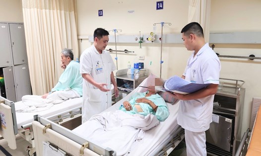 TS.BS Trịnh Hoàng Giang – Phó Giám đốc Trung tâm Nam học, Bệnh viện Hữu nghị Việt Đức đang thăm khám cho bệnh nhân sau phẫu thuật. Ảnh: Bệnh viện cung cấp