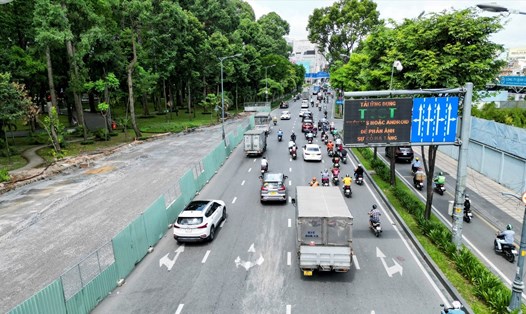 TP Hồ Chí Minh cấm xe container lưu thông trên 8 tuyến đường quanh sân bay Tân Sơn Nhất và trung tâm để thi công hầm chui. Ảnh: Hữu Chánh
