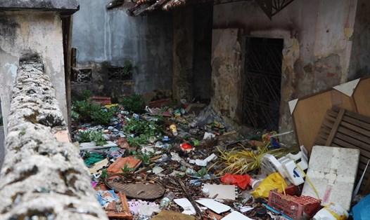 Rác thải ô nhiễm ngập tràn tại các nhà bỏ hoang, bủa vây khu dân cư