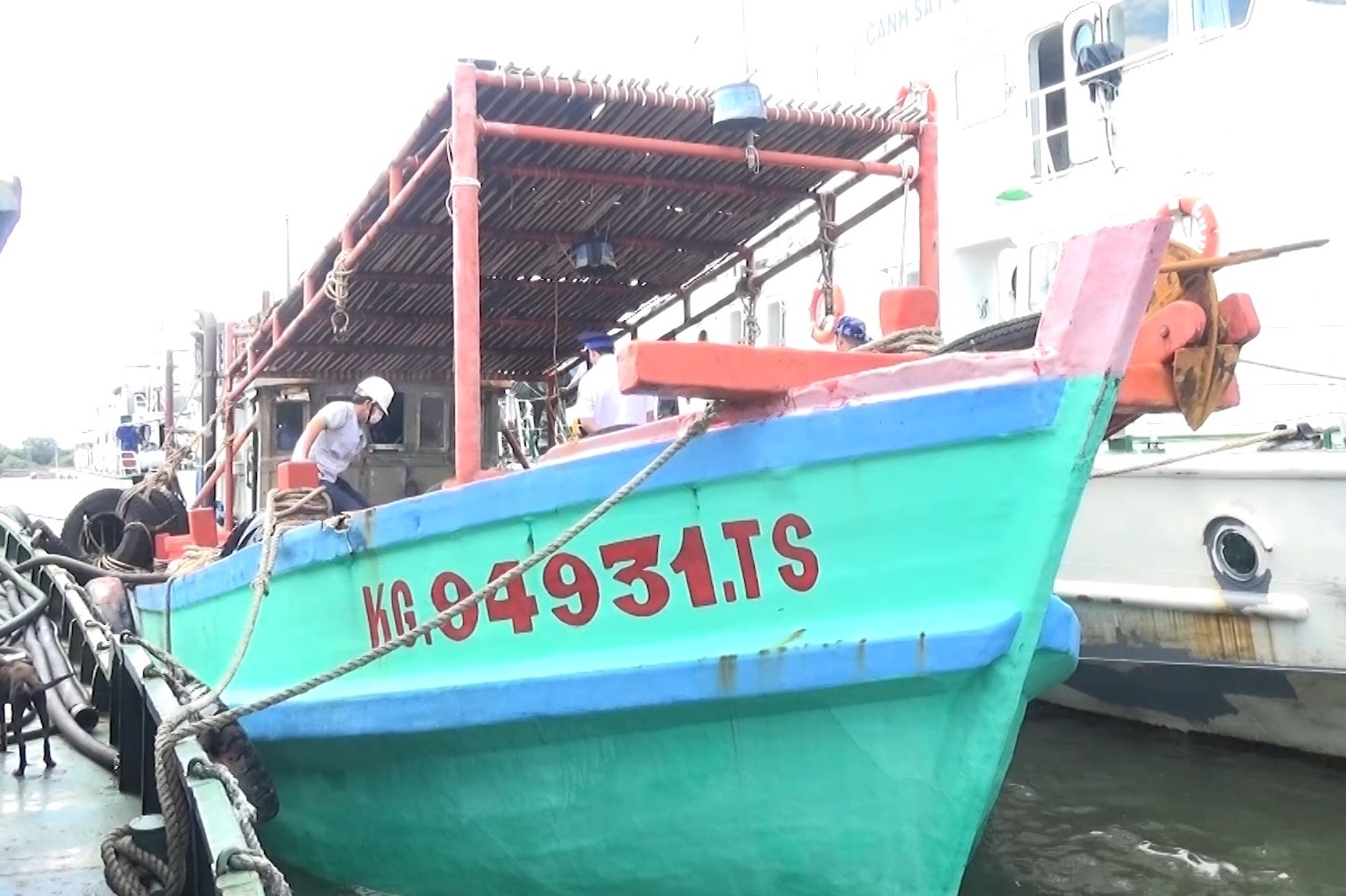 Tàu gỗ vi phạm được dẫn giải về cảng tại TP Vũng Tàu. Ảnh: CSB