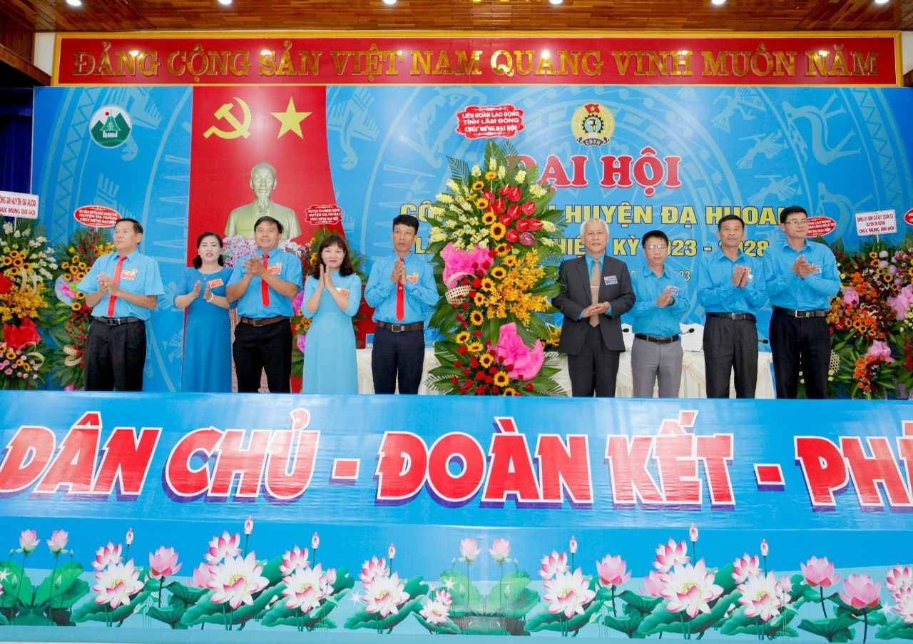 Lãnh đạo LĐLĐ tỉnh Lâm Đồng tặng hoa, chúc mừng Đại hội. Ảnh: Thúy Vân