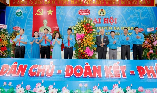 Lãnh đạo LĐLĐ tỉnh Lâm Đồng tặng hoa, chúc mừng Đại hội. Ảnh: Thúy Vân