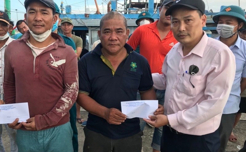 Ông Nguyễn Quang Hậu (phải ảnh), Chủ tịch Nghiệp đoàn nghề cá phường Xuân Hà, quận Thanh Khê, Đà Nẵng tặng quà cho ngư dân. Ảnh: Xuân Hậu
