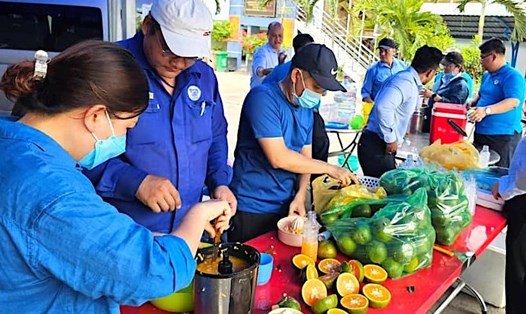 Công đoàn Cảng Sài Gòn cung cấp nước quả cho người lao động làm việc trên hiện trường. Ảnh: Công đoàn Hàng hải