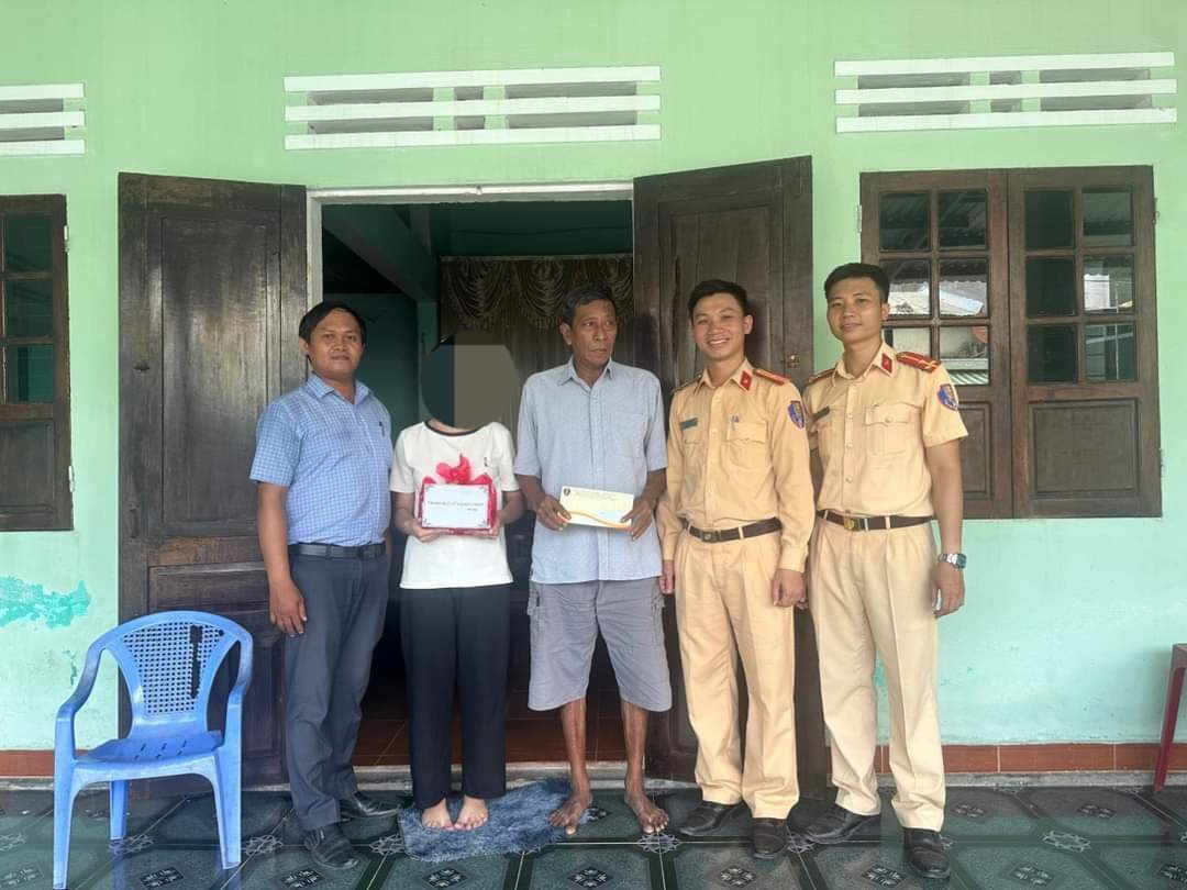 Công an Đà Nẵng tặng quà cho các em nhỏ có hoàn cảnh khó khăn. Ảnh: Nguyễn Duy