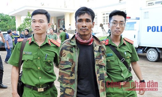 Bắt giữ một trong các nghi phạm tham gia vào vụ tấn công 2 trụ sở UBND xã thuộc huyện Cư Kuin - Ảnh: Báo Công An Nhân Dân