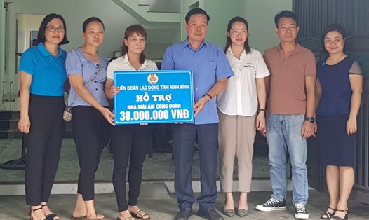 Ông Dương Đức Khanh, Chủ tịch LĐLĐ tỉnh Ninh Bình trao tiền hỗ trợ xây nhà “Mái ấm Công đoàn” cho đoàn viên có hoàn cảnh khó khăn về nhà ở. Ảnh: Diệu Anh