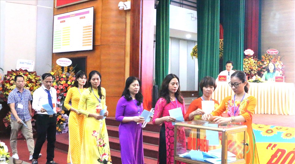 Thực hiện công tác bầu cử tại Đại hội lần thứ XII, nhiệm kỳ 2023-2028, Công đoàn ngành Công Thương Hà Nội. Ảnh: Hải Yến