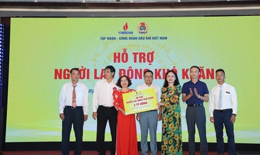 Công đoàn Dầu khí Việt Nam trao hỗ trợ cho người lao động khó khăn. Ảnh: CĐ DKVN