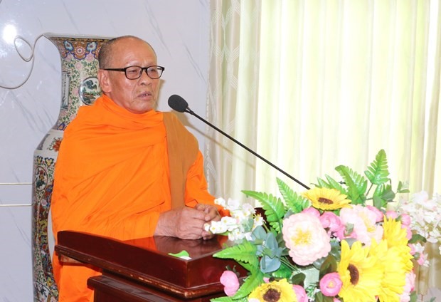 Hòa thượng Hữu Hinh, Chủ tịch Hội Đoàn kết sư sãi yêu nước tỉnh Bạc Liêu, phát biểu tại buổi họp mặt. Ảnh: TTXVN