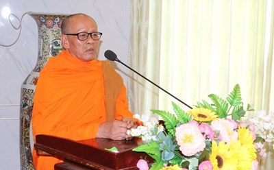 Hòa thượng Hữu Hinh, Chủ tịch Hội Đoàn kết sư sãi yêu nước tỉnh Bạc Liêu, phát biểu tại buổi họp mặt. Ảnh: TTXVN