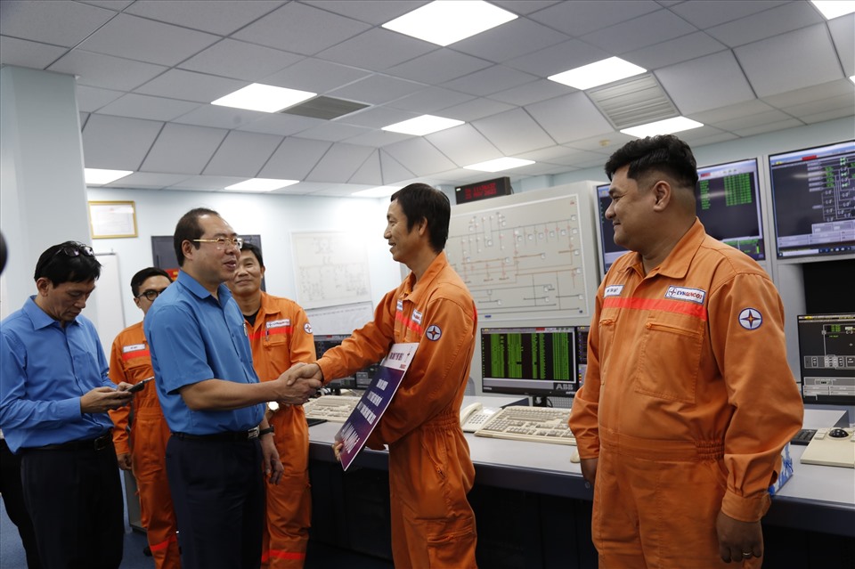 Ông Đỗ Đức Hùng, Chủ tịch Công đoàn Điện lực Việt Nam (thứ 2 từ trái sang) động viên người lao động trong Tháng Công nhân 2023. Ảnh: Công đoàn ĐLVN