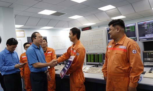 Ông Đỗ Đức Hùng, Chủ tịch Công đoàn Điện lực Việt Nam (thứ 2 từ trái sang) động viên người lao động trong Tháng Công nhân 2023. Ảnh: Công đoàn ĐLVN